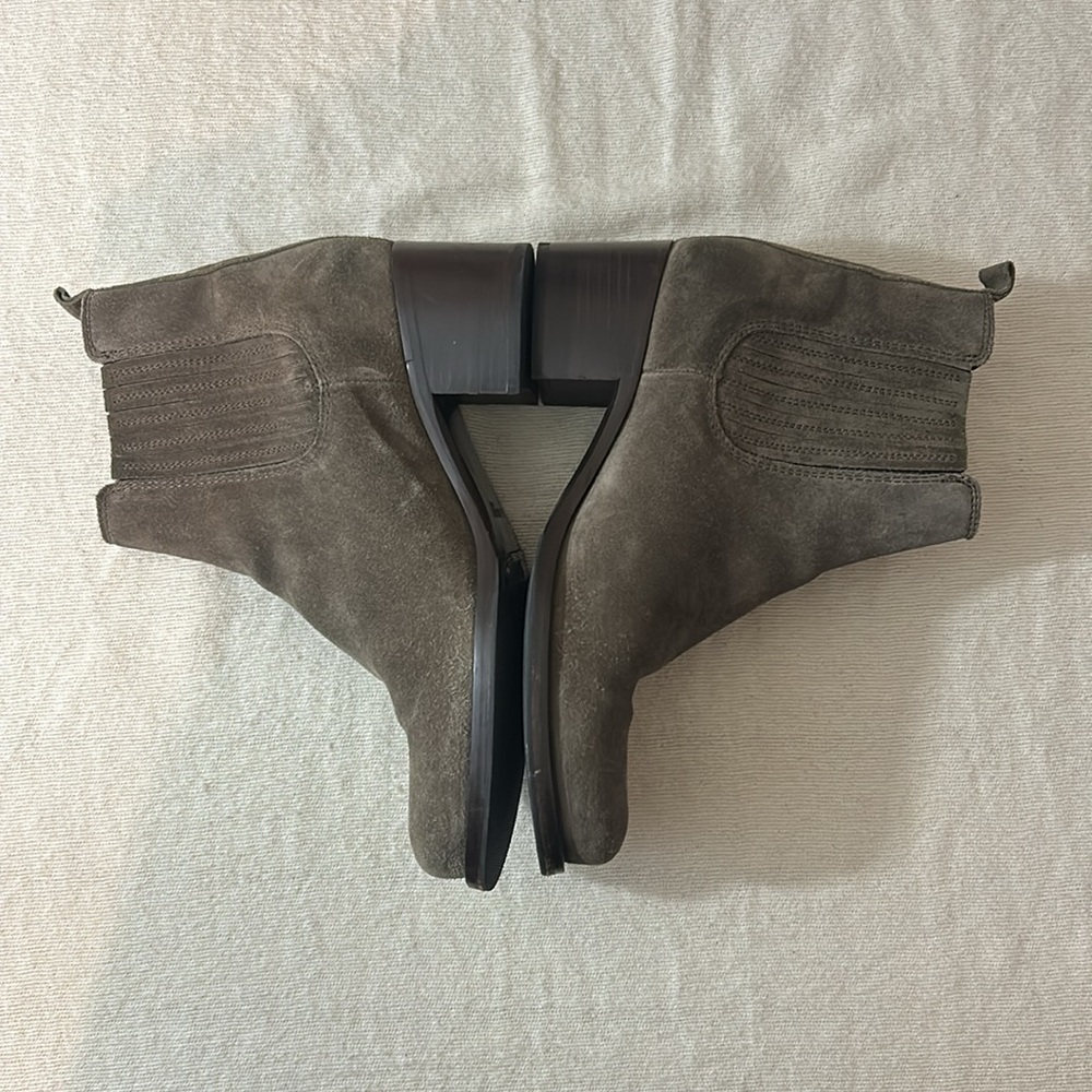 La Canadienne Suede Chelsea Boot - Picture 4 of 11